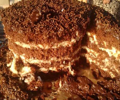 Bolo de chocolate com recheio de prestígio