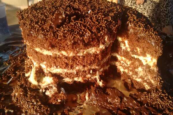 Bolo de chocolate com recheio de prestígio