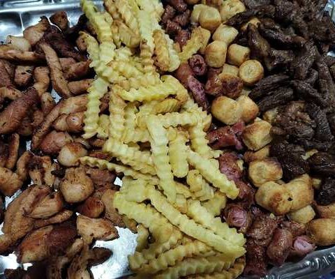 Porção de batata frita com carne