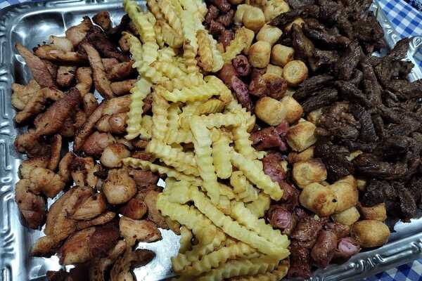 Porção de batata frita com carne