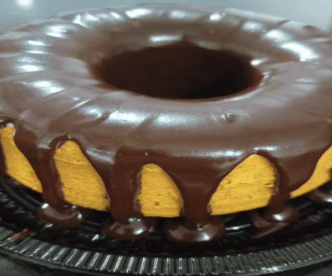 bolo de coco com cobertura de chocolate