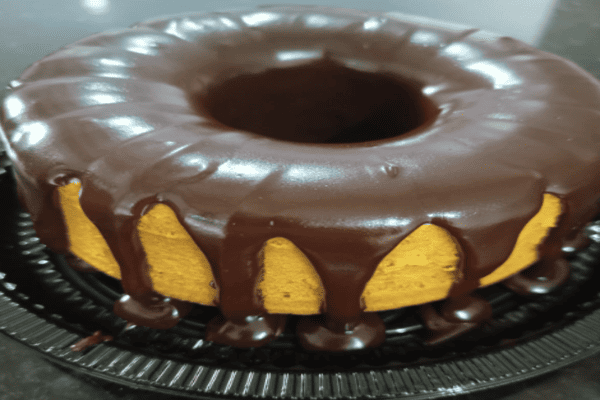 bolo de coco com cobertura de chocolate